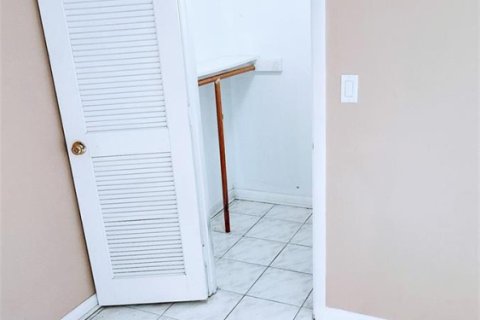 Condo in Sunrise, Florida, 2 bedrooms  № 2250370 - photo 16