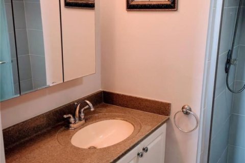 Condo in Sunrise, Florida, 2 bedrooms  № 2250370 - photo 21