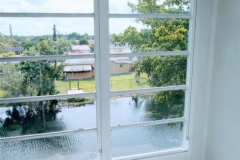 Condo in Sunrise, Florida, 2 bedrooms  № 2250370 - photo 24