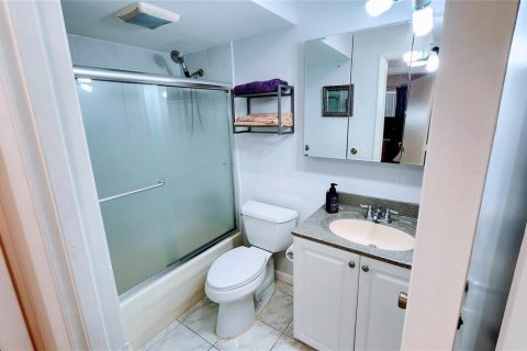 Condo in Sunrise, Florida, 2 bedrooms  № 2250370 - photo 14