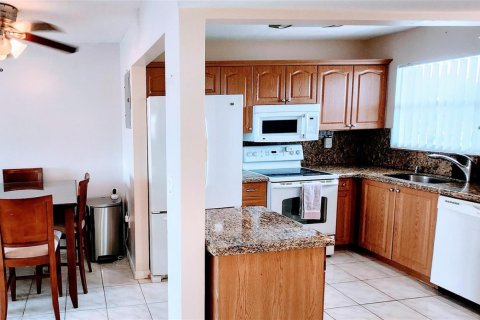 Condo in Sunrise, Florida, 2 bedrooms  № 2250370 - photo 3