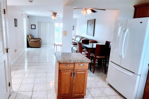 Condo in Sunrise, Florida, 2 bedrooms  № 2250370 - photo 5