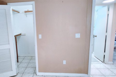 Condo in Sunrise, Florida, 2 bedrooms  № 2250370 - photo 15