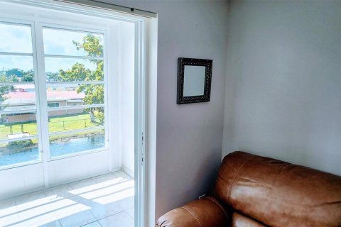 Condo in Sunrise, Florida, 2 bedrooms  № 2250370 - photo 10