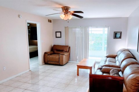 Condo in Sunrise, Florida, 2 bedrooms  № 2250370 - photo 9
