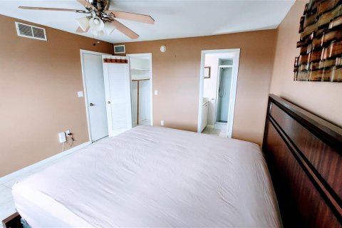 Condo in Sunrise, Florida, 2 bedrooms  № 2250370 - photo 13