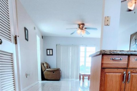 Condo in Sunrise, Florida, 2 bedrooms  № 2250370 - photo 18