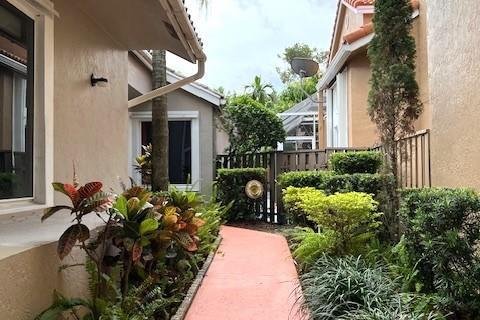 House in Plantation, Florida 4 bedrooms, 158.31 sq.m. № 2261367 - photo 2