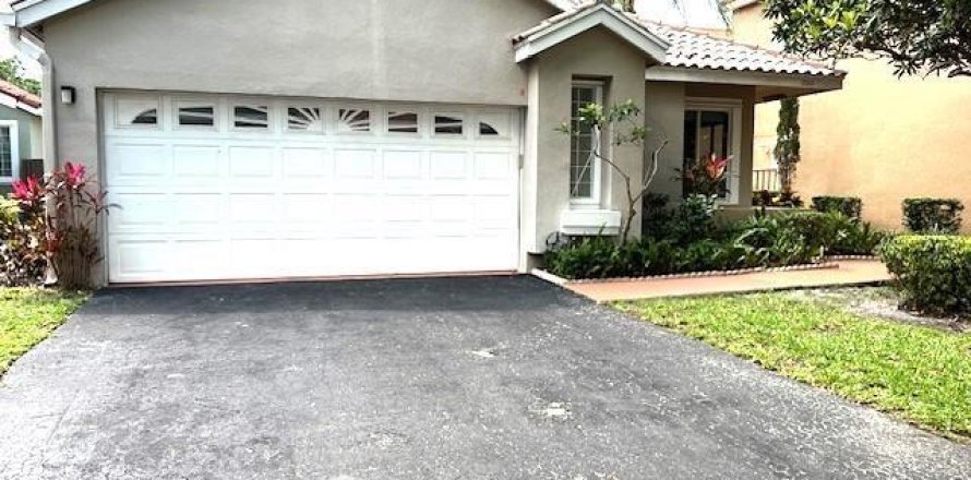 House in Plantation, Florida 4 bedrooms, 158.31 sq.m. № 2261367