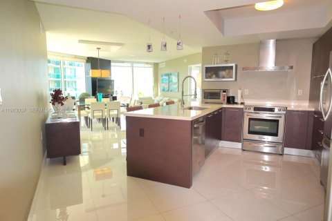 Condo in Sunny Isles Beach, Florida, 3 bedrooms № 2026289 - photo 5