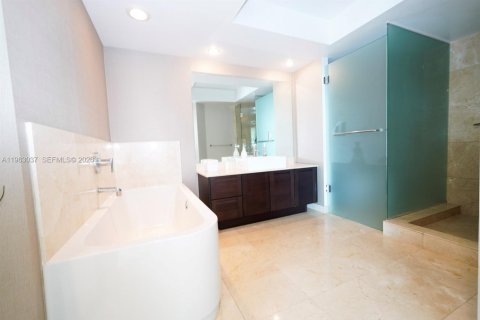 Condo in Sunny Isles Beach, Florida, 3 bedrooms № 2026289 - photo 23