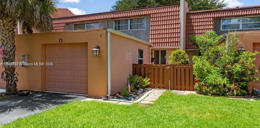 Townhouse in Coral Springs, Florida 2 bedrooms, 162.86 sq.m. № 1874986