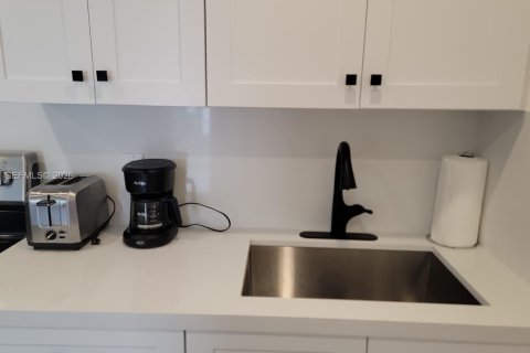 Casa en alquiler en Miami, Florida, 1 dormitorio, 46.45 m2 № 2055038 - foto 3