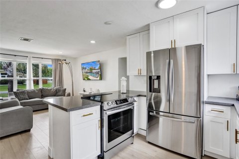 House in Hallandale Beach, Florida 3 bedrooms, 175.77 sq.m. № 1863047 - photo 2