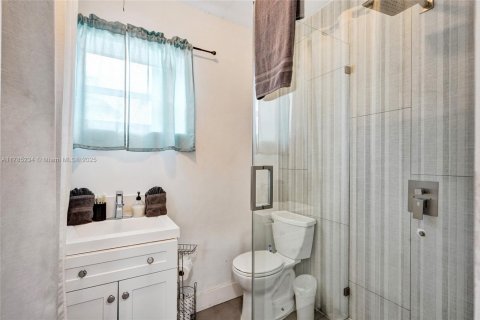 House in Hallandale Beach, Florida 3 bedrooms, 175.77 sq.m. № 1863047 - photo 6