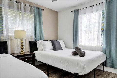 House in Hallandale Beach, Florida 3 bedrooms, 175.77 sq.m. № 1863047 - photo 16