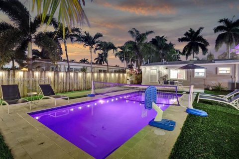 House in Hallandale Beach, Florida 3 bedrooms, 175.77 sq.m. № 1863047 - photo 1