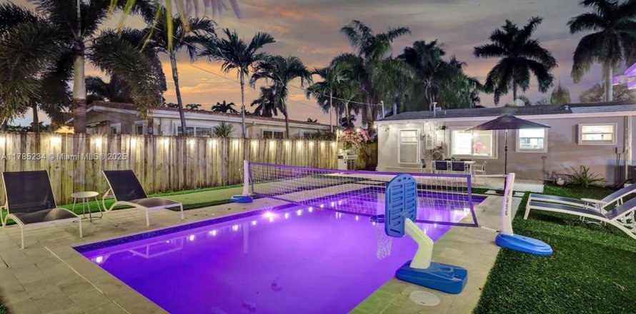 House in Hallandale Beach, Florida 3 bedrooms, 175.77 sq.m. № 1863047