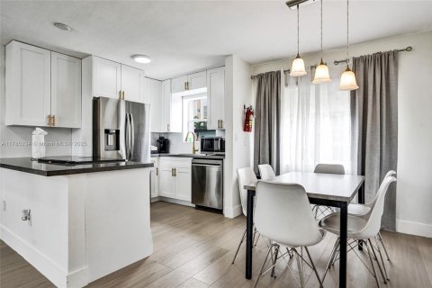 House in Hallandale Beach, Florida 3 bedrooms, 175.77 sq.m. № 1863047 - photo 27