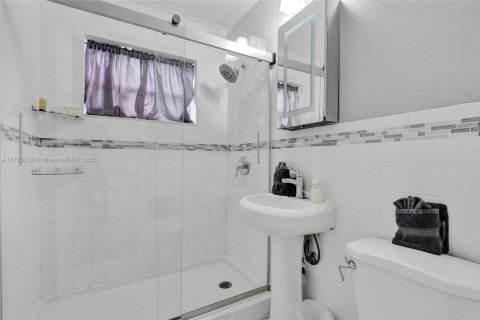 House in Hallandale Beach, Florida 3 bedrooms, 175.77 sq.m. № 1863047 - photo 21