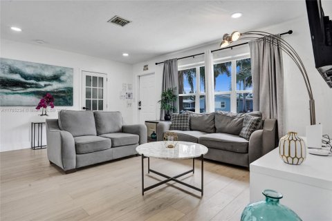 House in Hallandale Beach, Florida 3 bedrooms, 175.77 sq.m. № 1863047 - photo 4
