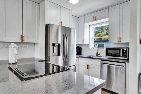 House in Hallandale Beach, Florida 3 bedrooms, 175.77 sq.m. № 1863047 - photo 23