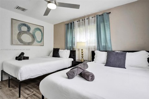 House in Hallandale Beach, Florida 3 bedrooms, 175.77 sq.m. № 1863047 - photo 19