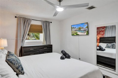 House in Hallandale Beach, Florida 3 bedrooms, 175.77 sq.m. № 1863047 - photo 12