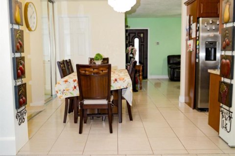 Villa ou maison à vendre à Palm Springs, Floride: 4 chambres, 166.3 m2 № 2191406 - photo 10