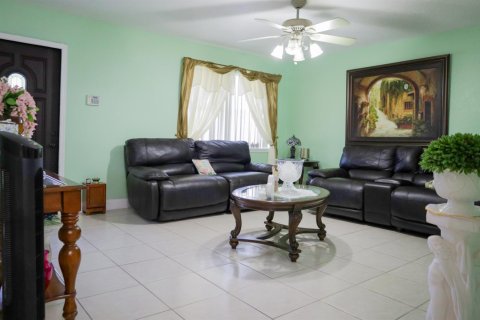 Villa ou maison à vendre à Palm Springs, Floride: 4 chambres, 166.3 m2 № 2191406 - photo 4