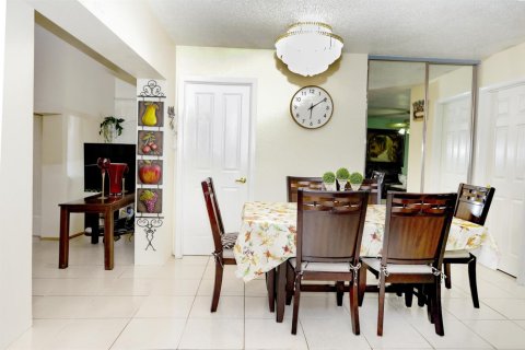 Villa ou maison à vendre à Palm Springs, Floride: 4 chambres, 166.3 m2 № 2191406 - photo 5