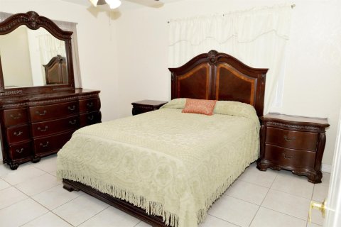 Villa ou maison à vendre à Palm Springs, Floride: 4 chambres, 166.3 m2 № 2191406 - photo 11