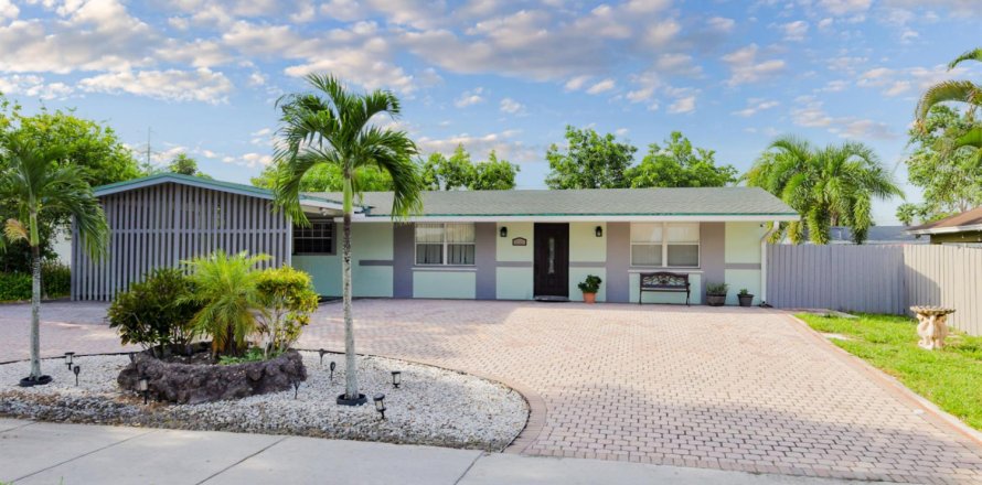 Villa ou maison à Palm Springs, Floride 4 chambres, 166.3 m2 № 2191406