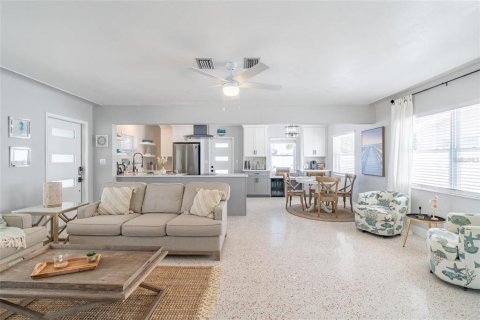 House in South Pasadena, Florida 3 bedrooms, 117.43 sq.m. № 2214670 - photo 9
