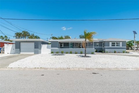 House in South Pasadena, Florida 3 bedrooms, 117.43 sq.m. № 2214670
