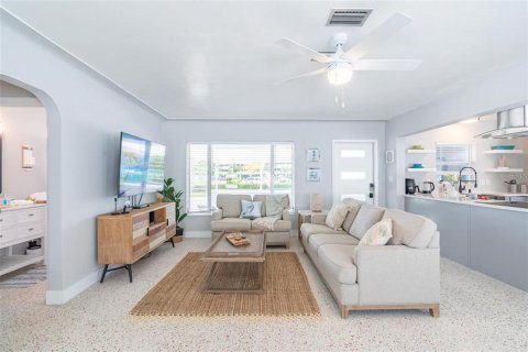 House in South Pasadena, Florida 3 bedrooms, 117.43 sq.m. № 2214670 - photo 8
