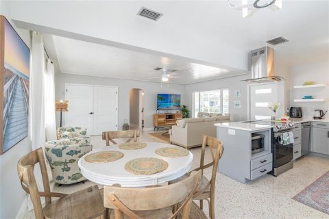 House in South Pasadena, Florida 3 bedrooms, 117.43 sq.m. № 2214670 - photo 13