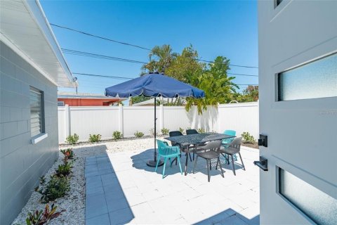 House in South Pasadena, Florida 3 bedrooms, 117.43 sq.m. № 2214670 - photo 5
