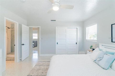 House in South Pasadena, Florida 3 bedrooms, 117.43 sq.m. № 2214670 - photo 17