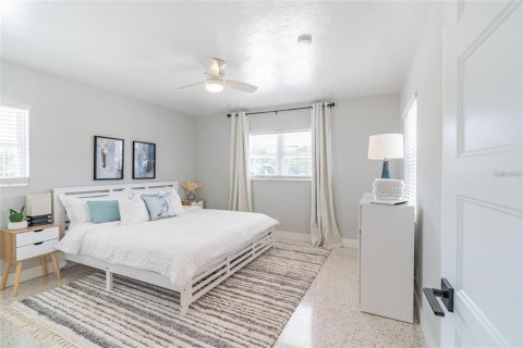House in South Pasadena, Florida 3 bedrooms, 117.43 sq.m. № 2214670 - photo 16