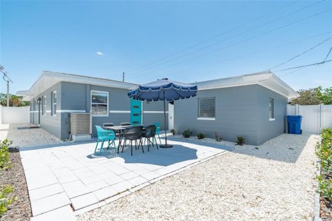 House in South Pasadena, Florida 3 bedrooms, 117.43 sq.m. № 2214670 - photo 6