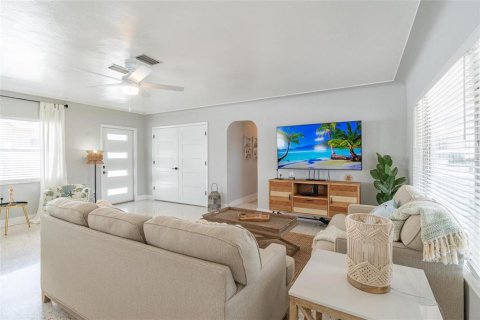 House in South Pasadena, Florida 3 bedrooms, 117.43 sq.m. № 2214670 - photo 4