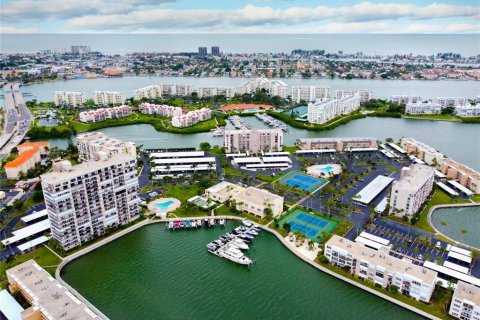 Condo in South Pasadena, Florida, 2 bedrooms  № 2266984 - photo 30