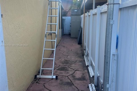 Townhouse in Miami, Florida 3 bedrooms, 107.12 sq.m. № 2023396 - photo 2