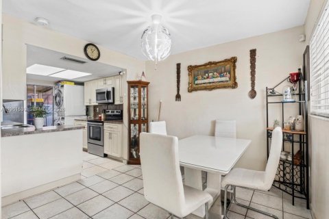 Townhouse in Miami, Florida 3 bedrooms, 107.12 sq.m. № 2023396 - photo 4