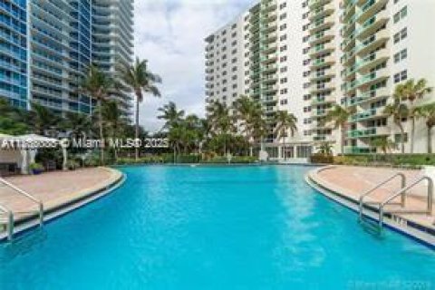 Copropriété à louer à Hollywood, Floride: 1 chambre, 82.03 m2 № 1957688 - photo 2