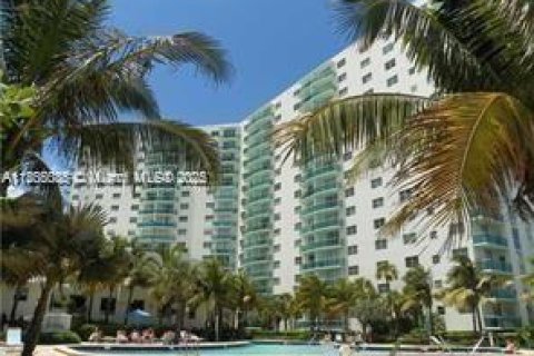 Copropriété à louer à Hollywood, Floride: 1 chambre, 82.03 m2 № 1957688 - photo 1