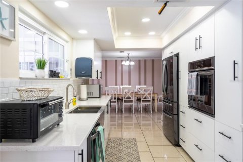 Villa ou maison à louer à Sarasota, Floride: 4 chambres, 166.76 m2 № 217682 - photo 9