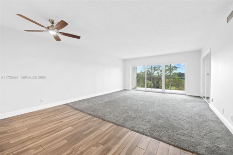 Condo in Pompano Beach, Florida, 3 bedrooms  № 2044523 - photo 9