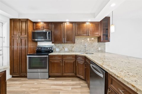 Condo in Pompano Beach, Florida, 3 bedrooms  № 2044523 - photo 7